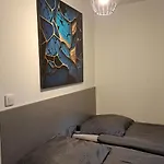 فندق مبيت وإفطار Komfort Noclegi, Suterena 3*