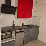 فندق مبيت وإفطار Komfort Noclegi, Suterena 3*